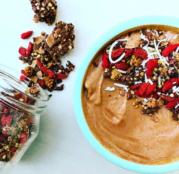 Dreamy Creamy Chocolatey Smoothie Bowl Recipe by @healthywholefood